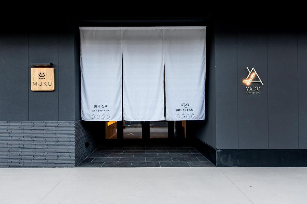 una puerta con una ventana con cortinas. en Yado Arashiyama en Kioto