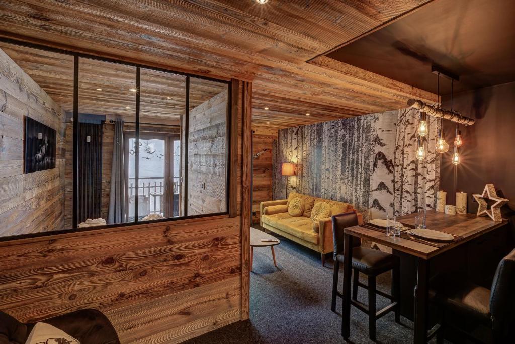 a living room with a couch and a table at Appartement Ô Bouleau in La Tzoumaz