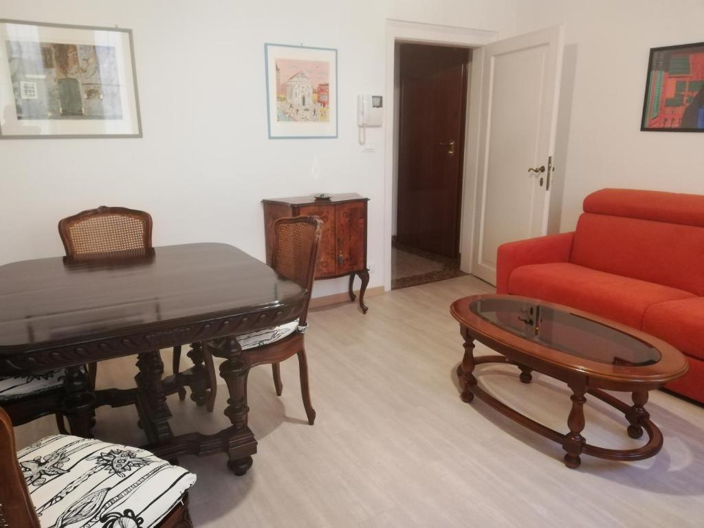 salon z czerwoną kanapą i stołem w obiekcie Laura w Wenecji