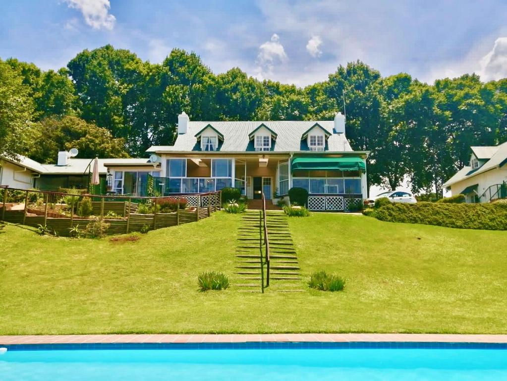 une maison avec une piscine en face de celle-ci dans l'établissement Gateside Guesthouse, à Hilton