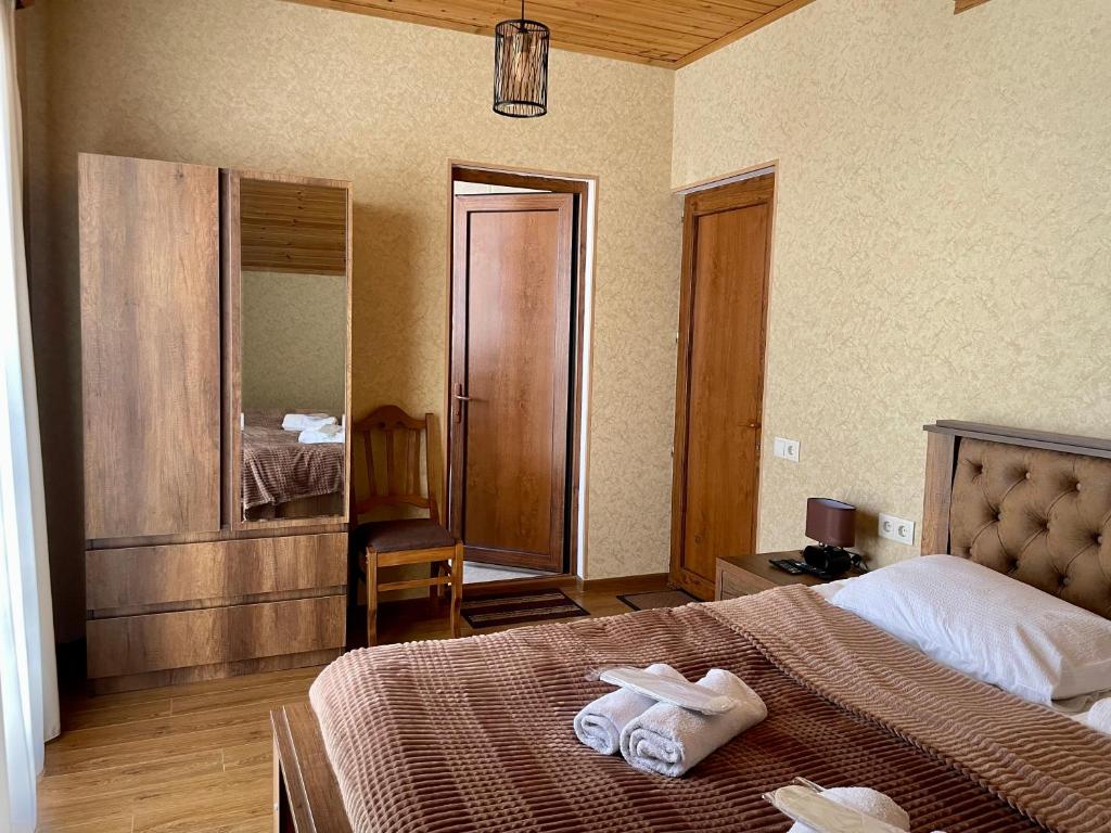 Llit o llits en una habitació de Gudauri Hillsite