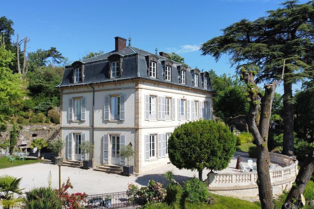 une grande maison blanche avec un toit noir dans l'établissement Grand appart 150m2 dans belle maison bourgeoise, à Vernaison