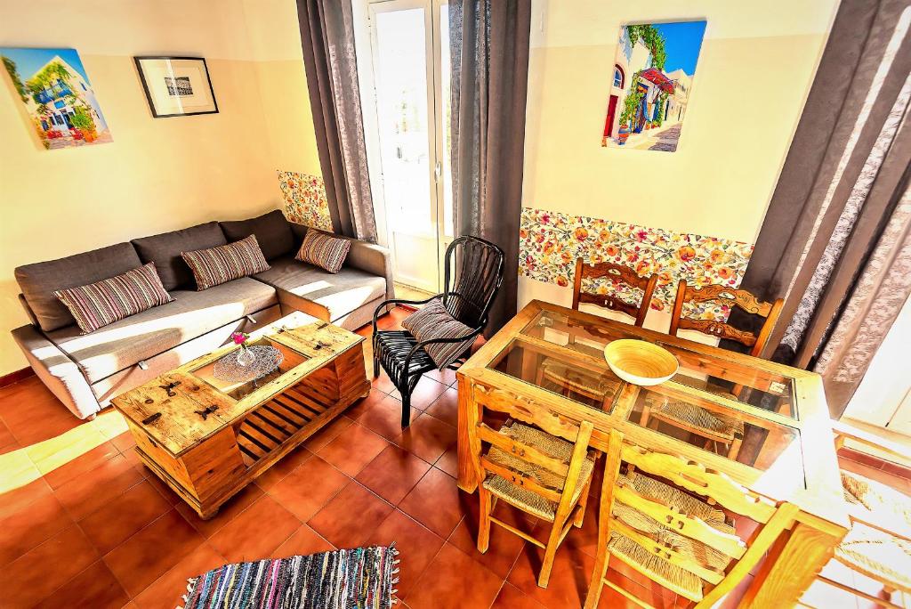 A seating area at Milagros Central Apartments