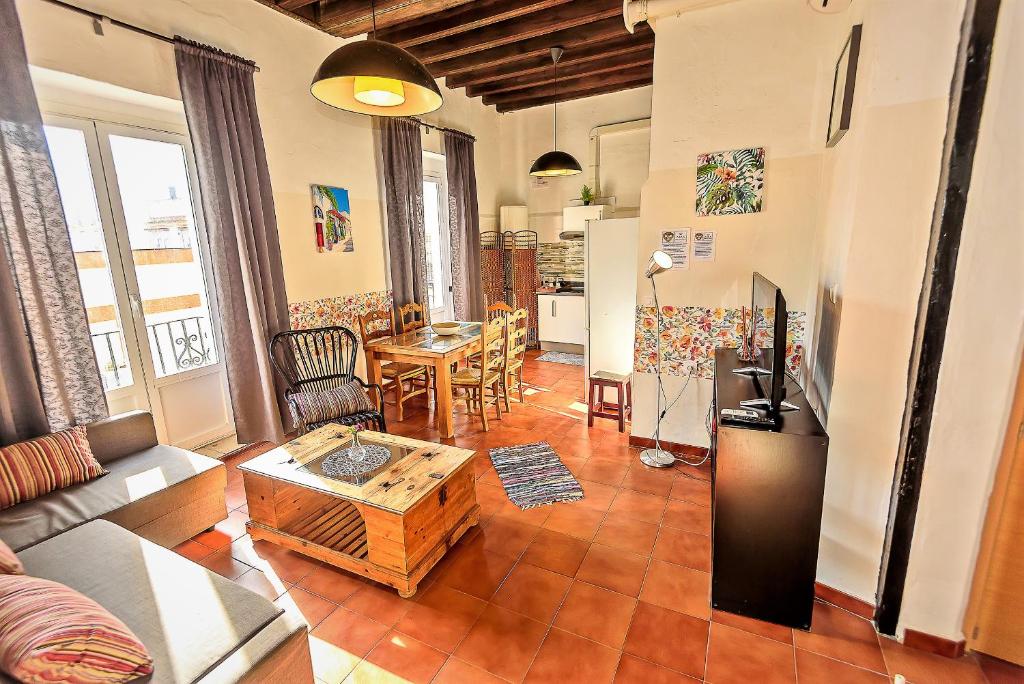 A seating area at Milagros Central Apartments
