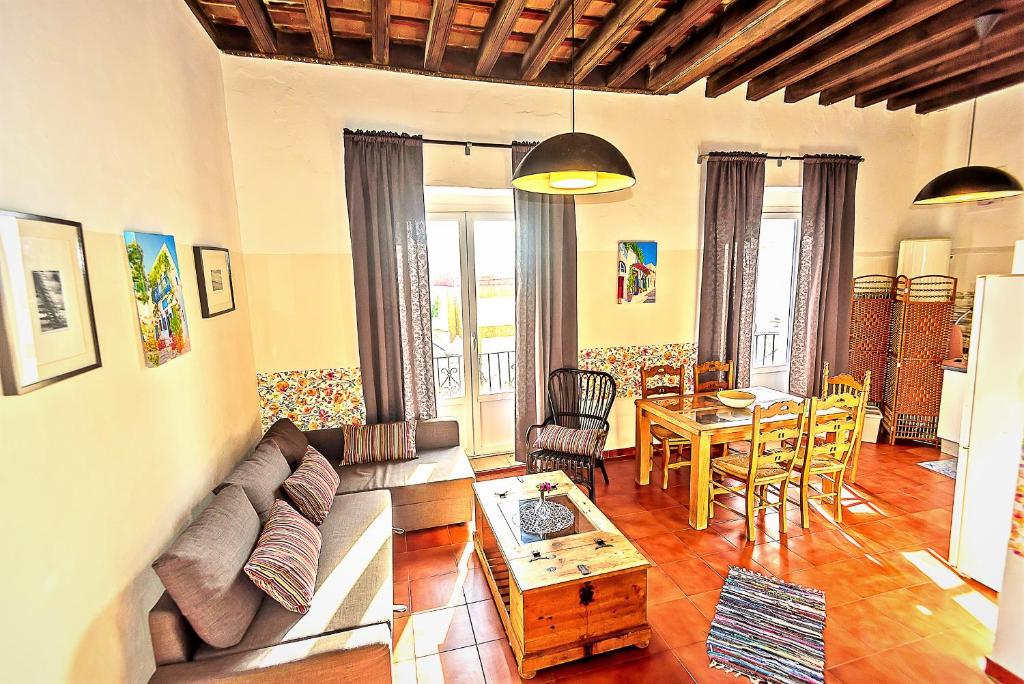 sala de estar con sofá y mesa en Milagros Central Apartments en El Puerto de Santa María