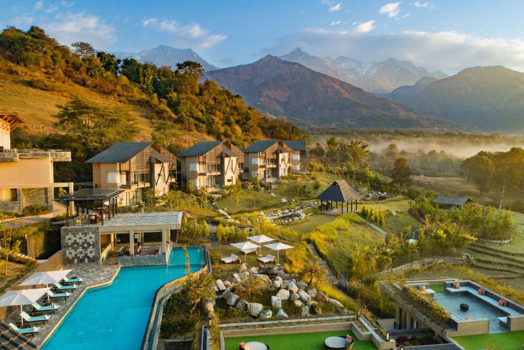 una vista aerea su un resort con piscina e montagne di Norbu The Montanna, Dharamshala - IHCL SeleQtions a Dharamshala