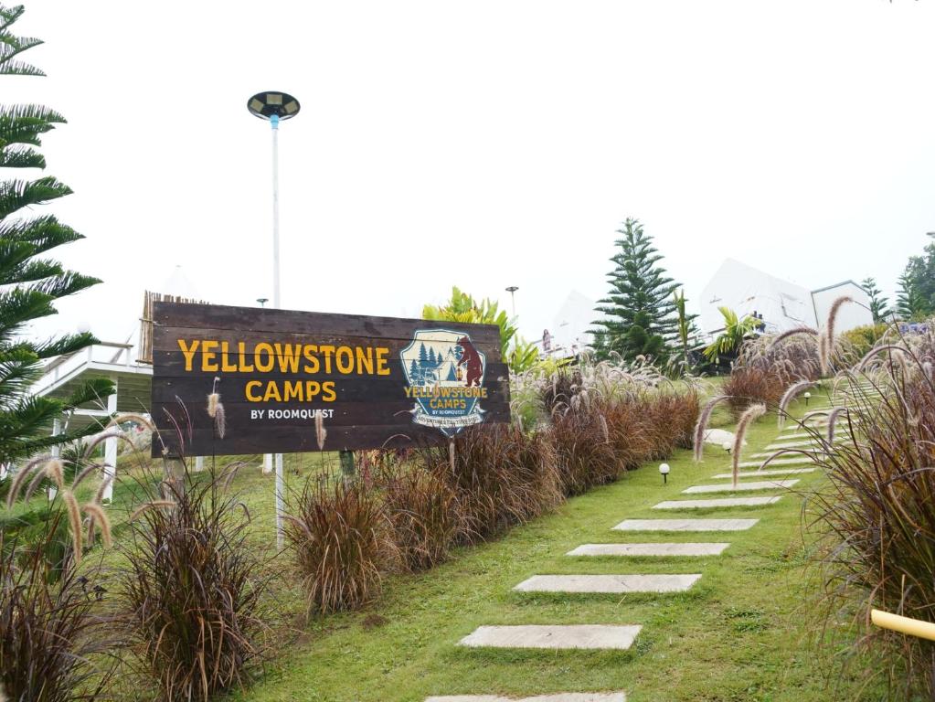 una señal para las fogatas de piedra amarilla en un camino en Yellowstone Camps O2 Zone Khao Kho en Khao Kho