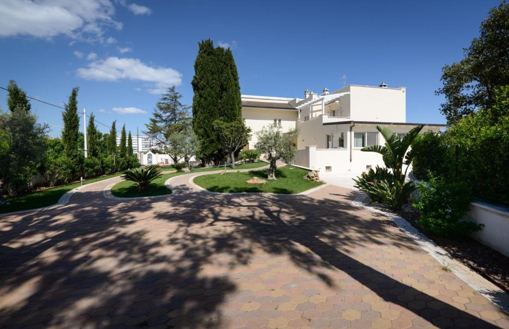 A garden outside Casa Torre di Specchio con Piscina