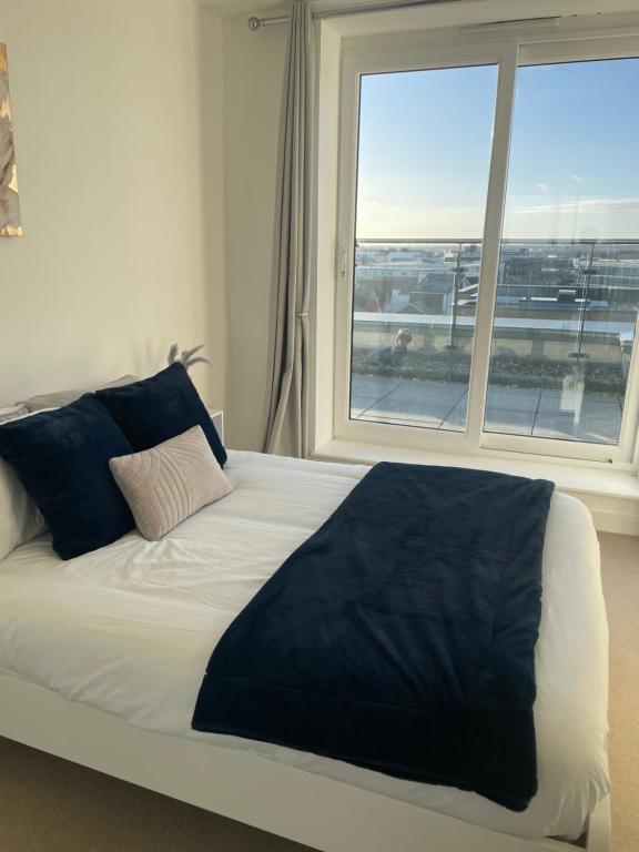 Postel nebo postele na pokoji v ubytování 2BR 2BA Top Floor Penthouse Apartment in RG2 - Ideal for Business Travellers & Contractors, Free Parking & Sleeps Up To 6