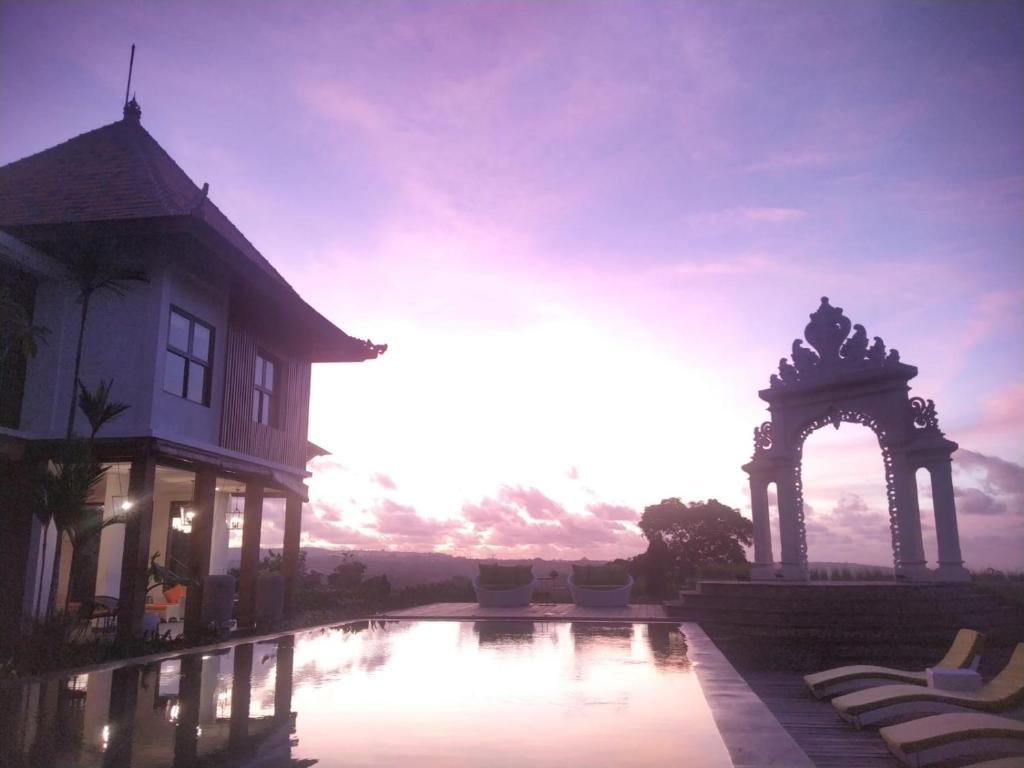 A piscina localizada em Giri Bhagawan Villas & Spa ou nos arredores