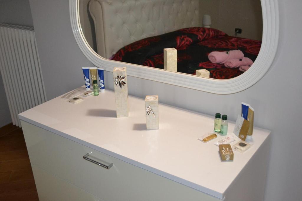 uma cómoda branca com um espelho numa cama em B&B Alina em Catanzaro Lido