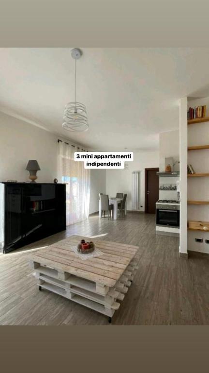 salon ze stołem w środku w obiekcie Sweet Emma w mieście Caserta