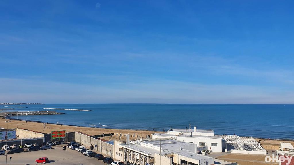 vistas a una playa con edificios y al océano en Seven Seas Luxury Apartments - Bari San Girolamo, en Bari