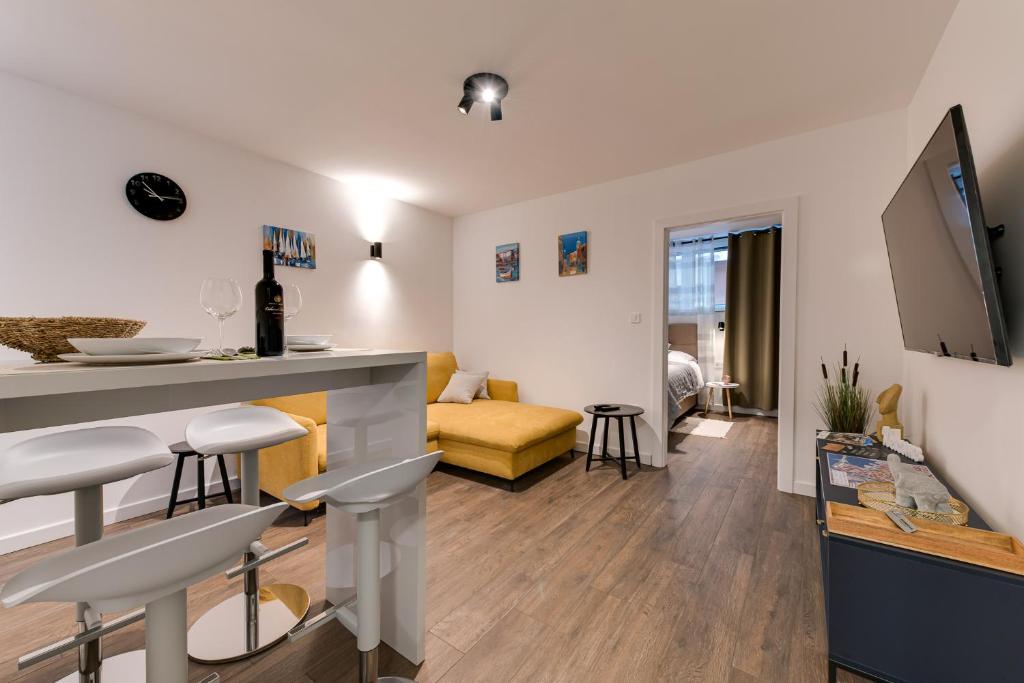 TV a/nebo společenská místnost v ubytování MINMAR Apartments