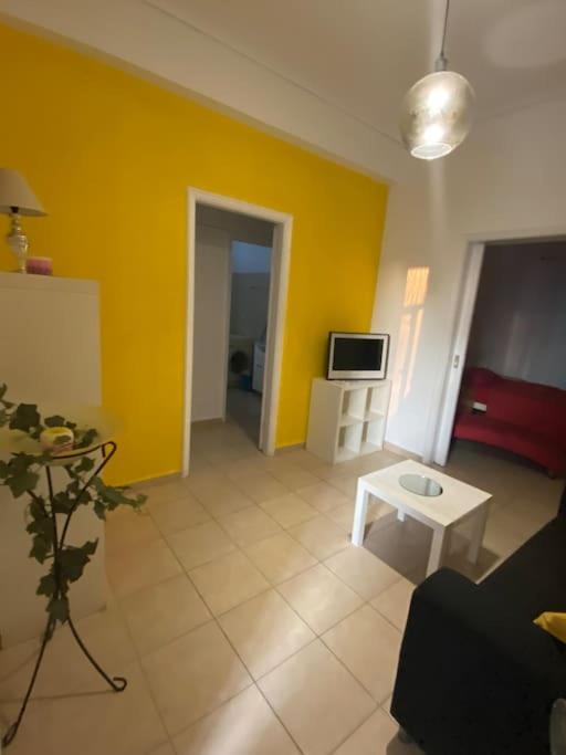 Televízia a/alebo spoločenská miestnosť v ubytovaní Ioli Β2 apartment