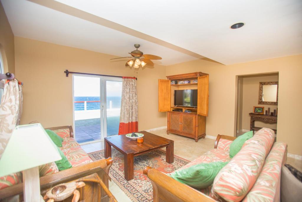 Televiisor ja/või meelelahutuskeskus majutusasutuses Oceanfront Coral View Home