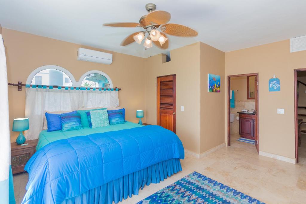 Voodi või voodid majutusasutuse Oceanfront Coral View Home toas