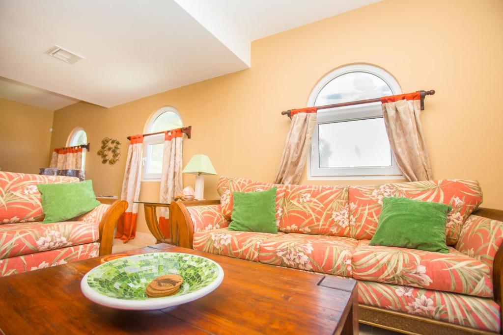 Istumisnurk majutusasutuses Oceanfront Coral View Home