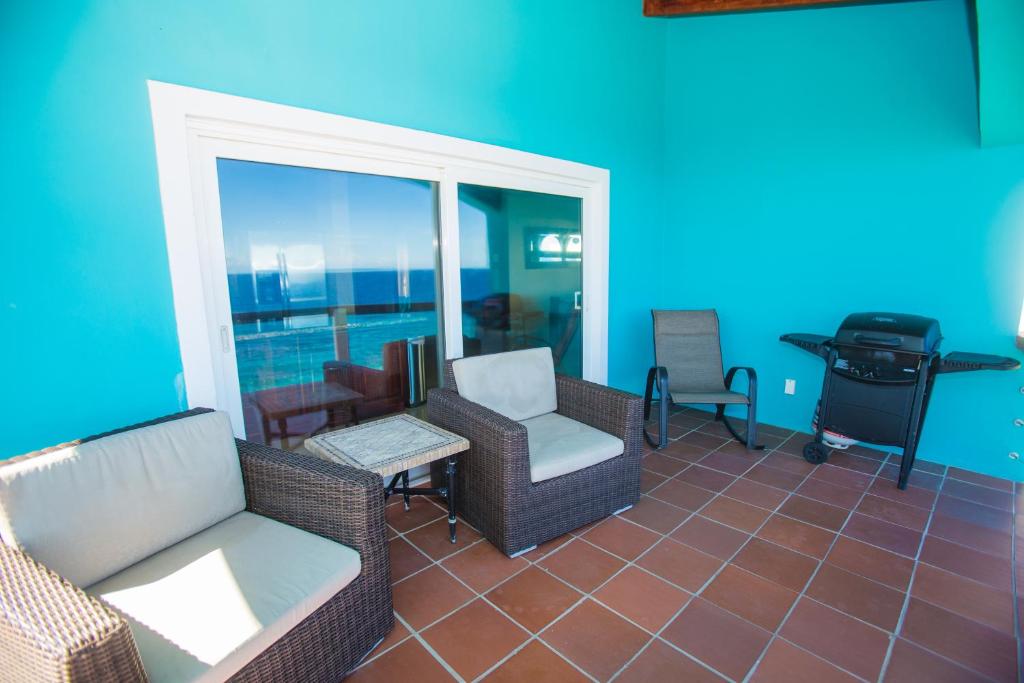 Istumisnurk majutusasutuses Oceanfront Coral View Home