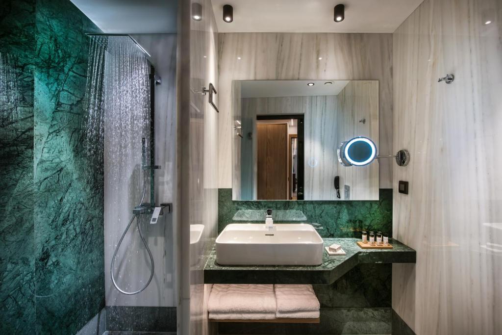 Koupelna v ubytování Dimargio Luxury Hotel & Spa