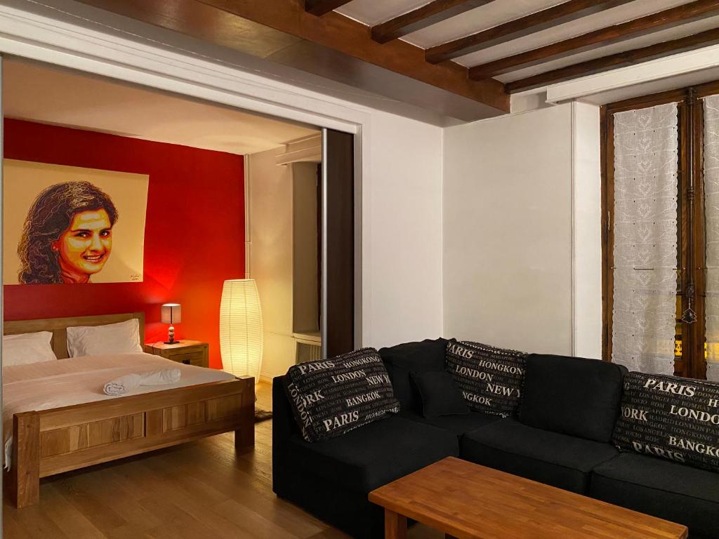 ein Wohnzimmer mit einem Sofa und einem Bett in der Unterkunft Mont Blanc Residence in Saint-Gervais-les-Bains