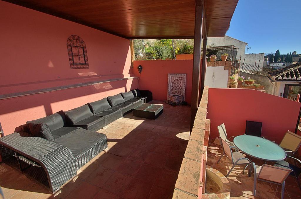 Posedenie v ubytovaní House&Cave Parking and Terrace, in the city