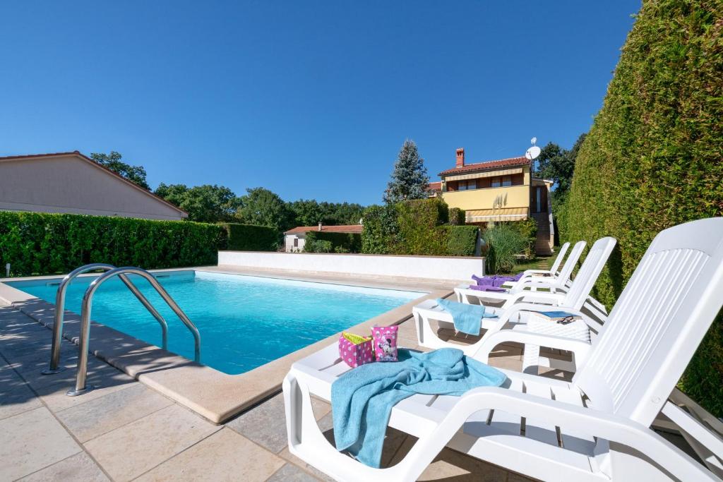 Bazén v ubytování VILLA LIVIA with three nice apartments, swimming pool, childrens playground, barbecue and free parking nebo v jeho okolí