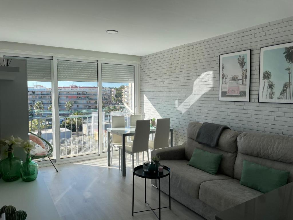 a living room with a couch and a table at Apartamento Paradis Playa in La Pineda