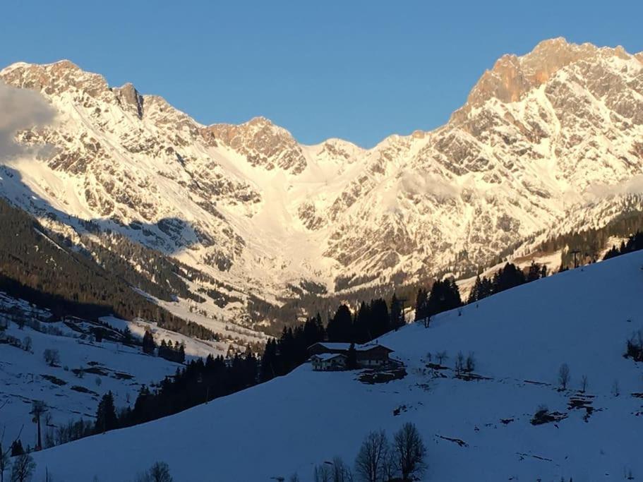 瑪麗亞埃姆安斯泰內嫩米爾的住宿－Alpenblick，山地的雪覆盖着房子