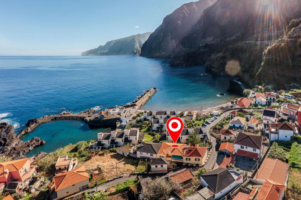 una vista aerea di un villaggio vicino all'oceano di Casa Das Videiras a Seixal