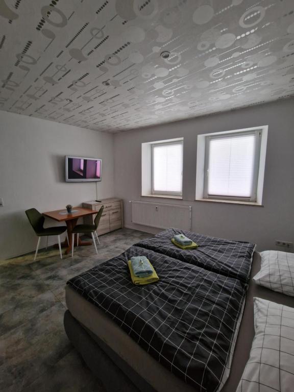 - une chambre avec un lit et une table dans l'établissement milanoannaberg 2, à Annaberg-Buchholz