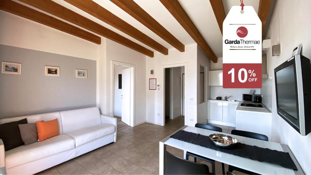 - un salon avec un canapé et une télévision dans l'établissement Bertoldi Terme sul Garda - Matthew, à Nago-Torbole