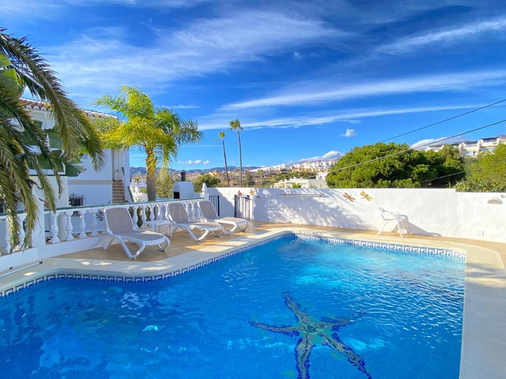 basen z krzesłami i rozgwiazdą w obiekcie Villa Sandra Little Haven Apartment w mieście Nerja