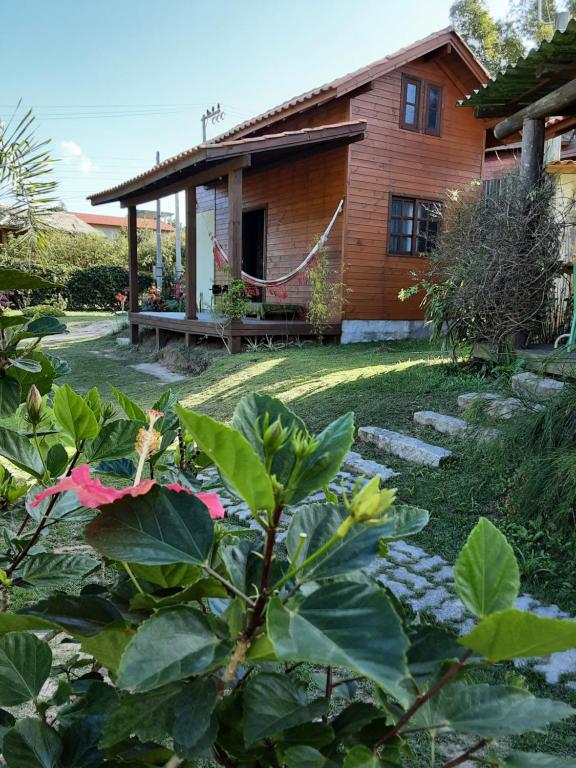 a house with a yard with a garden sidx sidx sidx at Essência da Terra - Cabanas de Temporada in Praia do Rosa
