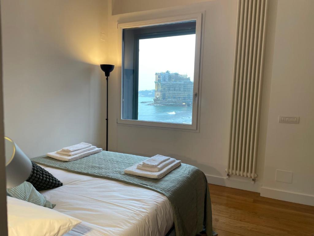 En eller flere senge i et værelse på LOFT sull'acqua con vista mozzafiato