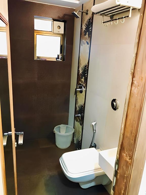 um banheiro com vaso sanitário e pia em Apollo Guest House em Mumbai