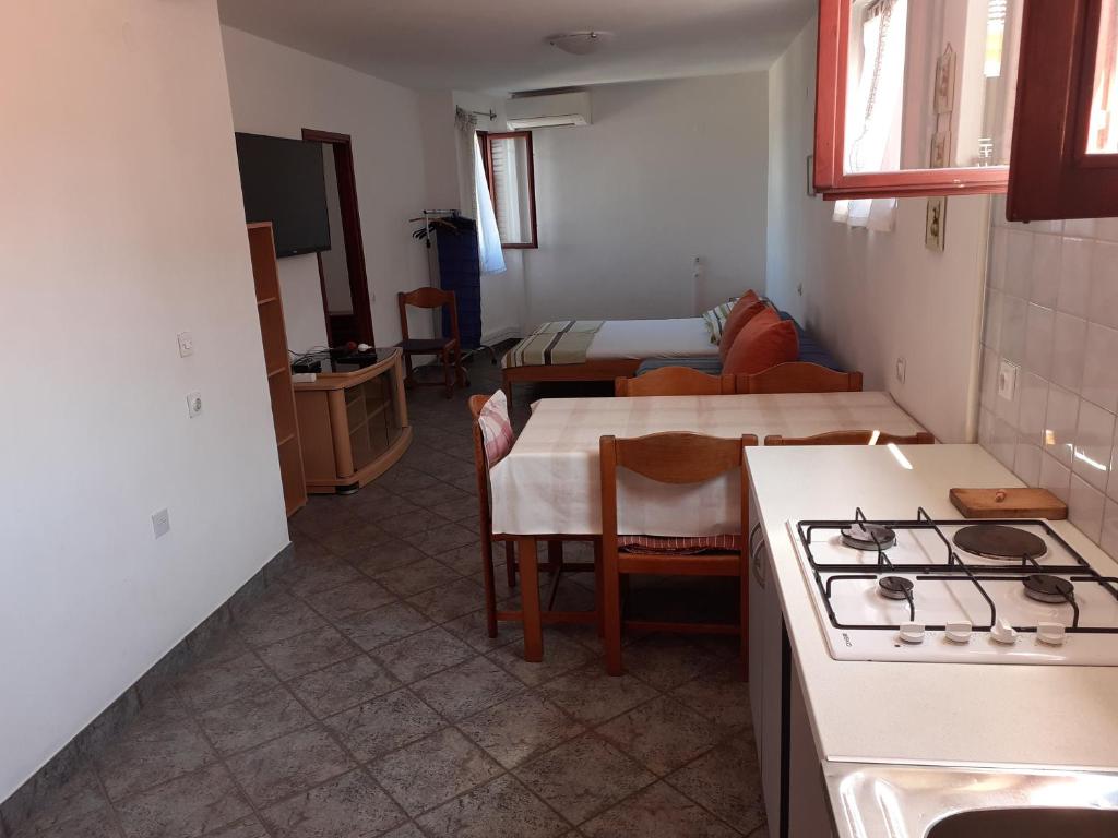 Kuchnia lub aneks kuchenny w obiekcie vala apartmani