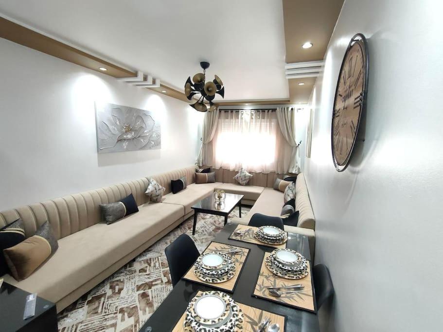 a living room with a couch and a table at Merveilleux Appartement pour un séjour de Top. in Tangier
