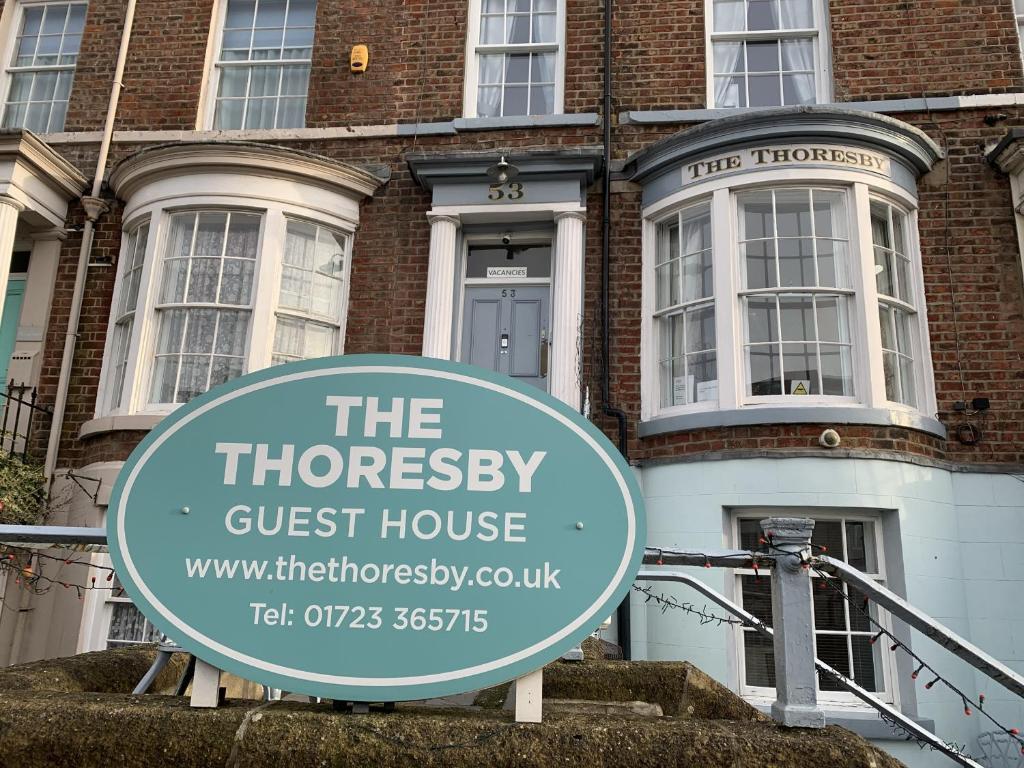 un panneau devant une maison d'hôtes dans l'établissement The Thoresby - Room Only, à Scarborough