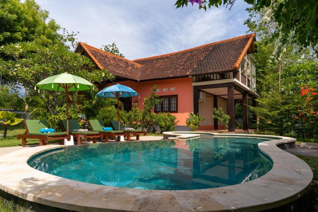 een villa met een zwembad voor een huis bij Rose Valley Villa in Amed