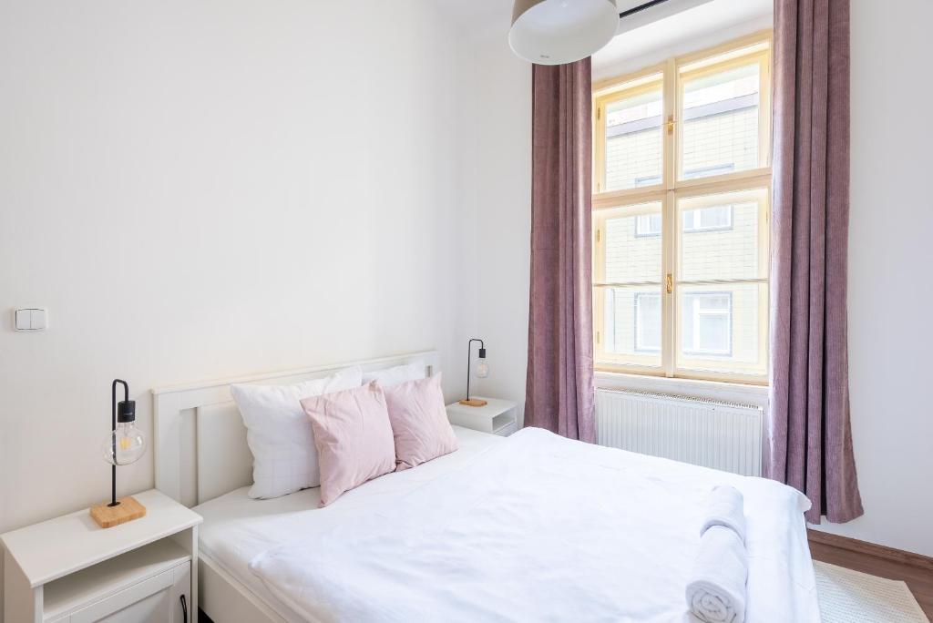 Cama o camas de una habitación en Budget Reznicka apartment