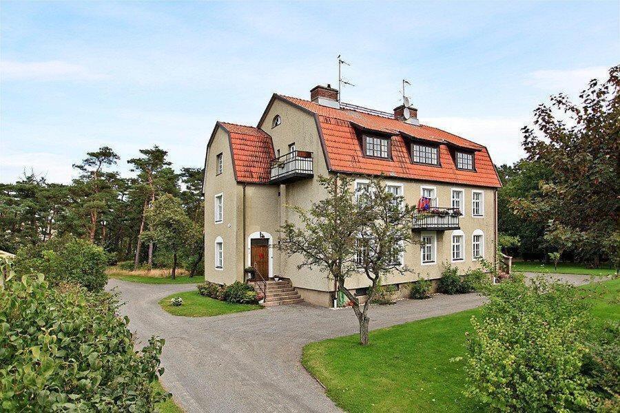 a large house with a red roof at Vallarnas Bed & Breakfast in Falkenberg
