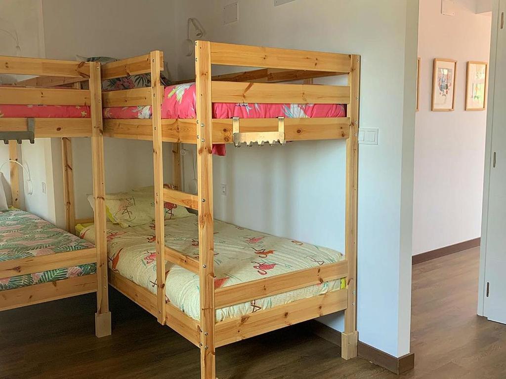 Postel nebo postele na pokoji v ubytování COCOS SURFHOUSE