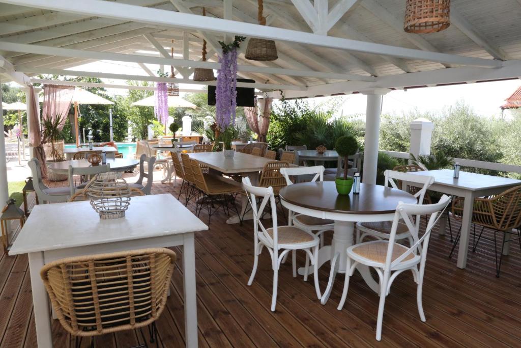 Restaurace v ubytování Caretta - Caretta Hotel