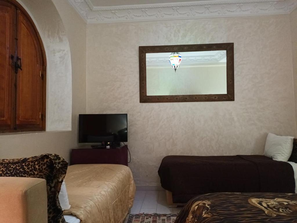 TV a/nebo společenská místnost v ubytování Riad Dar Attika