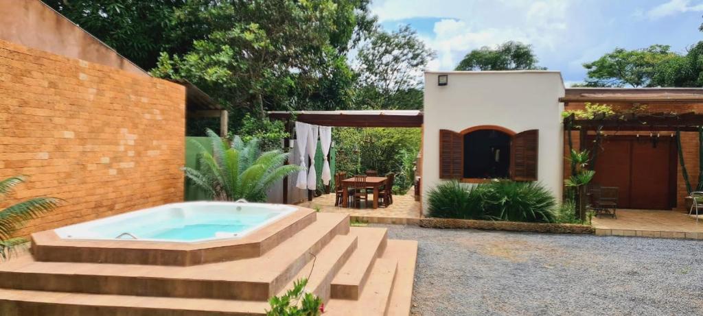 a backyard with a hot tub and a building at Gbsitio in Brasilia