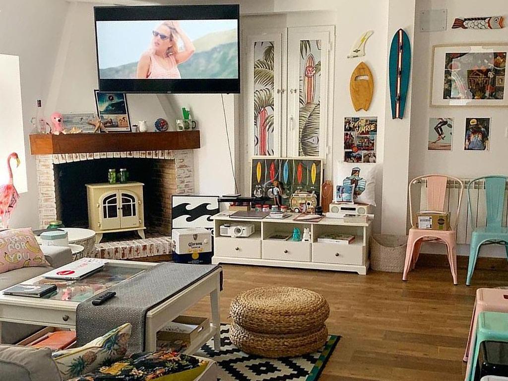 TV a/nebo společenská místnost v ubytování COCOS SURFHOUSE