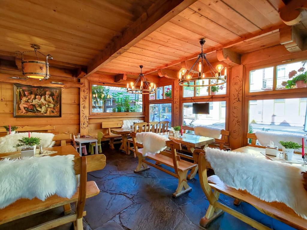 Televízia a/alebo spoločenská miestnosť v ubytovaní Willa Monte Rosa