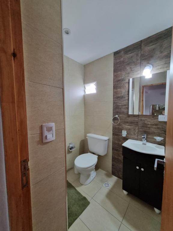 サンベルナルドにあるAltos SB Complejo Duplex 1のトイレと洗面台のあるバスルーム
