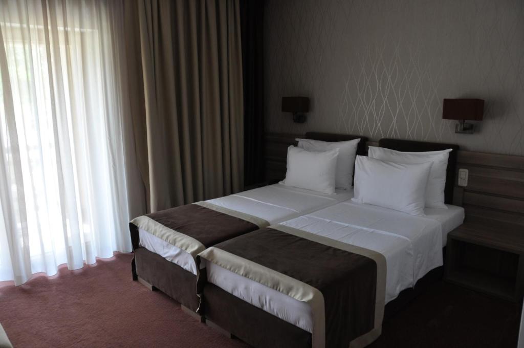 Una cama o camas en una habitación de Hotel Danubia Park